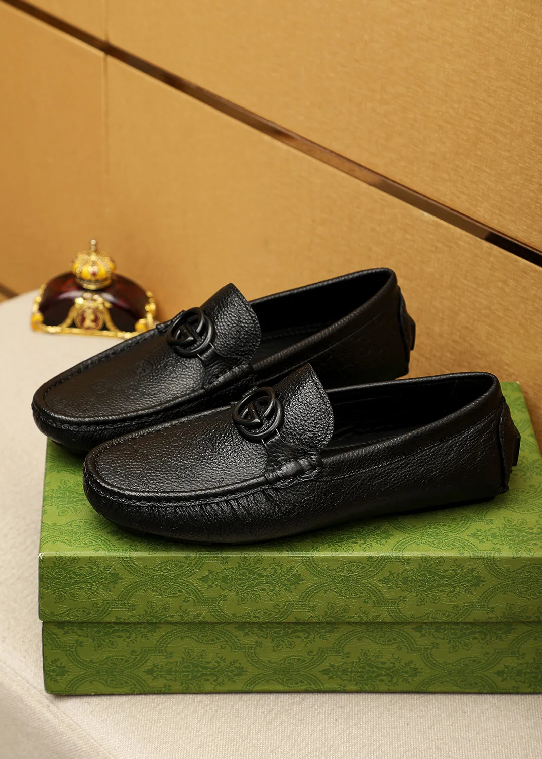Men's shoes 💰420 💐 Product trademark: GUCCI "Gucci" Doudou shoes Regular size: 38-44 (45🉑️customized) Product materials: Selected imported first-layer calfskin embossed upper + luxury hardware buckle, imported sheep 🐑 leather lining. Strong three-dimensional visual effect, original outsole color: 2 colors available